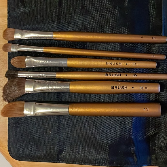 Trish McEvoy 20 Gold Brushes and Case bundle - Picture 4 of 8